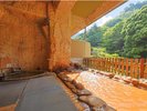 滝川を流れるせせらぎを聞きながらほっこりとお寛ぎ下さい。