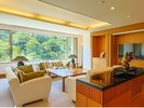 「天空の露天風呂」付きロイヤルスイート リビングルーム