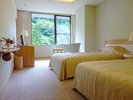 気軽に寛げる20.5uのツインルーム。お食事は会席料理をレストラン“弓張月”にて。