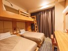 トリプルルーム《16�u》ベッド幅100センチ×3台 無線・有線LAN ユニットバス 完備 最大3名利用が可能です。