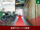 高架下をくぐり直進します。