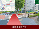 横断歩道を右に曲がります。