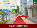 NIKKENの建物を右に曲がります。