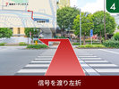信号を渡り、左に曲がります。