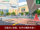 交差点に到着します。右手の横断歩道へ。