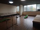 4階室内フローリングドッグラン。雨の日も安心。アジリティーもあります。