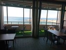 2階ドッグカフェ。セルフの無料コーヒーを飲みながらテラス席でゆっくりと!