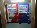 5階の自動販売機。ソフトドリンクメインですが少しアルコールもあります。