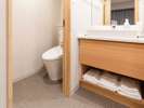 【セパレートトイレ洗面台】スーペリアツインはバスルームとトイレが独立型です。