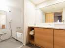 【セパレートトイレ洗面台】デラックスツインはバスルームとトイレが独立型です。