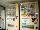 【自動販売機コーナー】ソフトドリンク、アルコールの自動販売機をご用意しております。