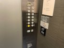 エレベーター内部の写真です!ご利用の際はカードキーをセンサーにタッチしてからご利用ください♪