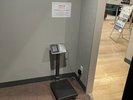 2Fセルフクローク内に「荷物はかり機」ございます。ご自由にお使いくださいませ。