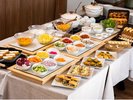 朝食ハーフビュッフェ。お好きな食材をお好きなパンに乗せて…