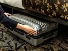 ベッドの下に、スーツケース等のお手回り品を収納できるスペースを設けております。