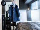リュックサック等を掛けるフックを設けた多機能に活用できる姿見を設置。