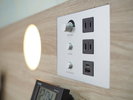 ベッド脇には電源、USB電源をご用意