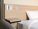 ベッド脇には電源、USB電源をご用意
