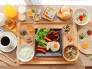 【日替わりメイン料理一例】鮭ホイル焼き&オムレツベーコン