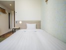 シングル:セミダブルベッドを使用した、無駄のない造りのシングルルームです。