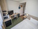 シングル:セミダブルベッドを使用した、無駄のない造りのシングルルームです。