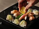 山口ならではのふぐやイカなど。旬の食材をふんだんに使用した「瓦焼き会席」