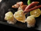 山口ならではのふぐやイカなど。旬の食材をふんだんに使用した「瓦焼き会席」