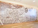 伊勢市を手書きで描いた壁紙が特徴のEVホール