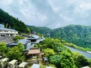 観光スポット『熊野古道・那智大社』山の景色が広がり、三重塔と奥には那智の大滝が見えます。