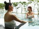 “美肌の湯”と呼ばれる温泉と絶景で贅沢な女子旅をお楽しみください。
