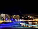 当ホテル目の前の熱海サンビーチ。日没～夜22時まではライトアップされ幻想的な風景に･･･。