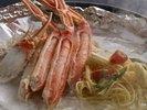 カニの煮汁で仕上げた一口パスタ/一例