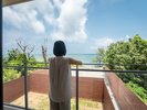 施設の2階に位置するこのお部屋からは、青く澄んだ海を見渡すことができます。