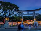 【周辺観光/福岡縣護国神社(夏)】3万を超える献灯のみたたまつりは7月中旬・お盆/写真提供:福岡市