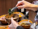 【朝食】朝には地元の新鮮な食材を使った、和食中心のビュッフェ形式のモーニング。