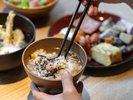 【朝食】博多名物うどんやあごだしのお茶漬けなど、地元の味を楽しむ朝食。