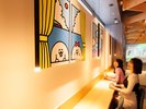 【ご滞在イメージ】 可愛い見た目やゆるーい世界観ぺろちの書下ろし原画をレストランに展示しています。