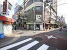 【アクセス9】右手に小学校、左手に焼肉屋とたばこ屋の通りです。