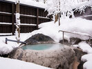 【露天風呂・お釜の湯】「雪景色と温泉のコントラスト」雪の白色と温泉の乳白色が織りなす見事な景色