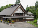 【美術館童の里】5棟の建物からなり、1棟々・展示物として伝統ある家屋や土蔵など価値のある建築物を復元