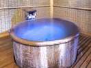【貸切風呂】夜は湯けむりに包まれながら、気兼ねなく手足を伸ばして今日一日の疲れをほぐす…