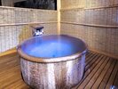 【貸切風呂】夜は湯けむりに包まれながら、気兼ねなく手足を伸ばして今日一日の疲れをほぐす…