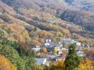 【秋の蔵王温泉街】紅葉の中に温泉街が広がる。湯めぐりに加え、地元グルメやお土産屋さんめぐりも楽しい♪