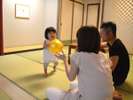 ゆったり広々!12畳の和室。段差がないので小さなお子様連れのファミリーに安心してお過ごしいただけます。