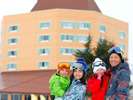 ホテルの近くには、お子様が遊べるキッズパークや大きな雪山があります!