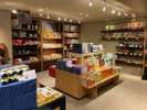 【舞子屋(売店)】新潟の名産、お土産品がずらりと並びます!スキーボード用品もございます。