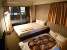 ダブルルームに予備布団を敷いた写真になります