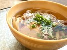 【ご当地逸品】飫肥天牛肉うどん 宮崎名物の飫肥天(おびてん)と牛肉をのせたうどんです。