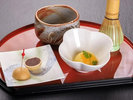 最後にお席で料理人のたてる点茶と地の物を使ったデザート