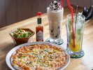 ビーチで遊んだあとに近くのカフェでピザランチ(イメージ)